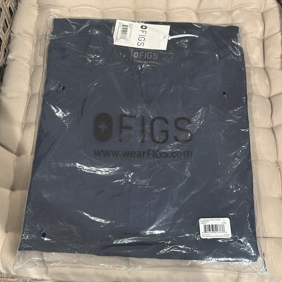 Figs Rafaela oversized scrub top in Navy - Picture 2 of 3